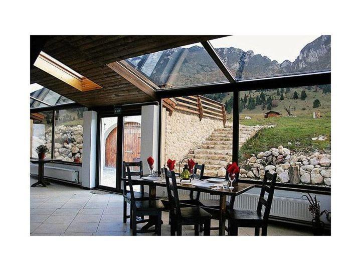 Taverna Pietrei Craiului Zarnesti Luaran gambar